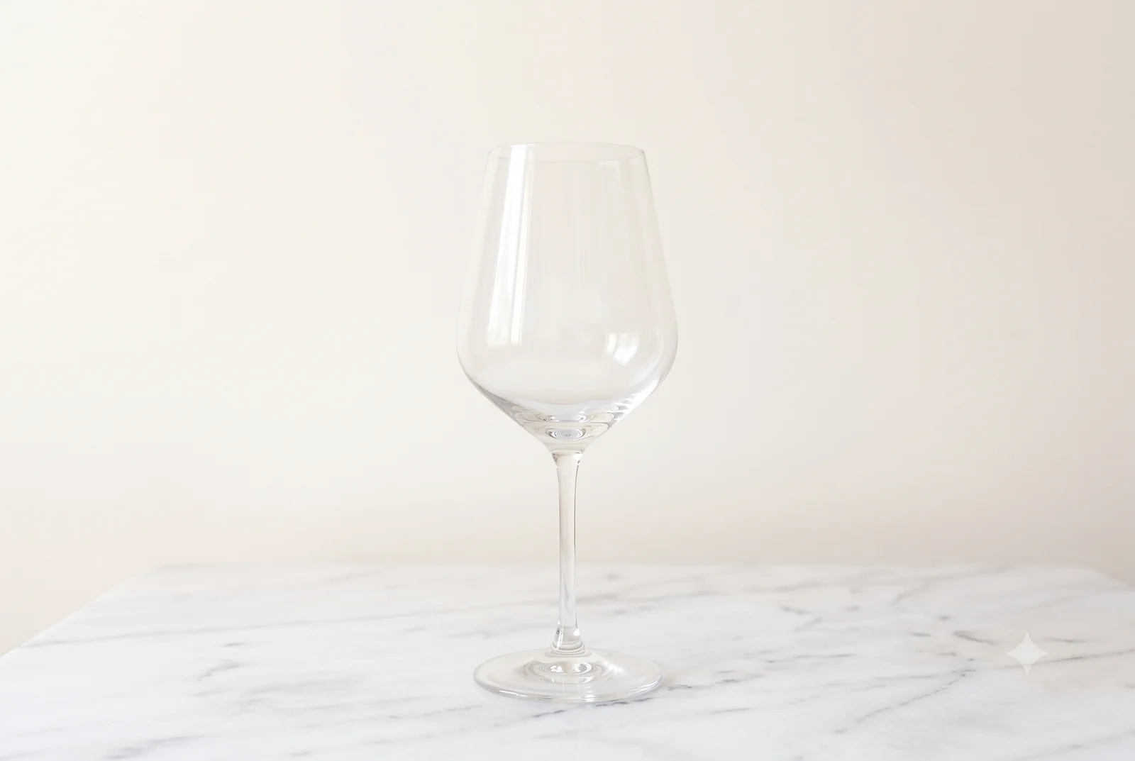 飲み口がすぼまり、ボウルがふっくらと広い万能型のワイングラス